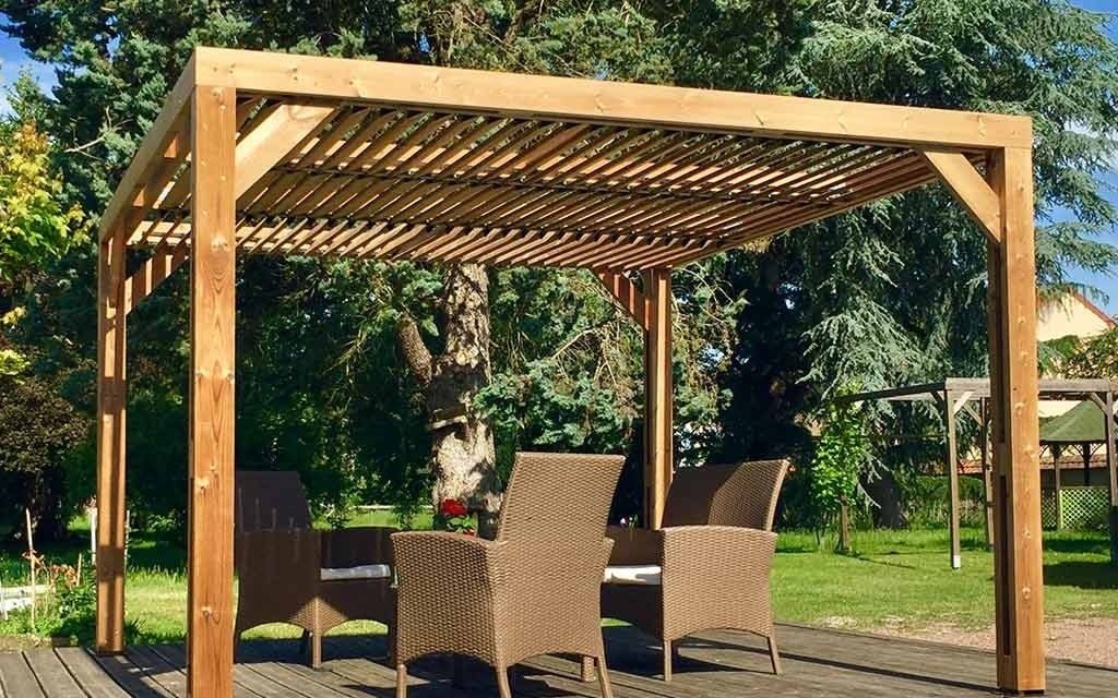 pergola-bioclimatique-en-bois-exterieur