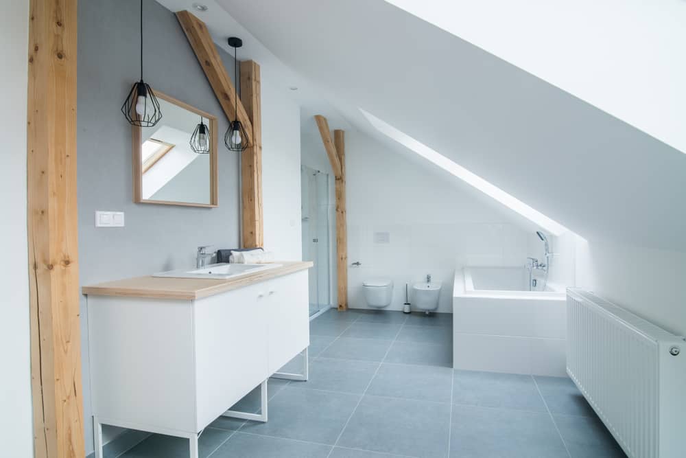 salle-de-bain-sous-comble-contemporaine