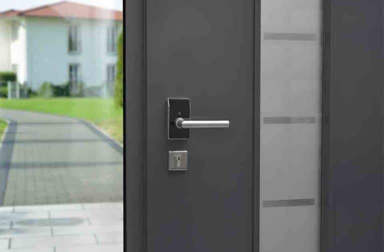 maison-connectee-focus-menuiseries-porte