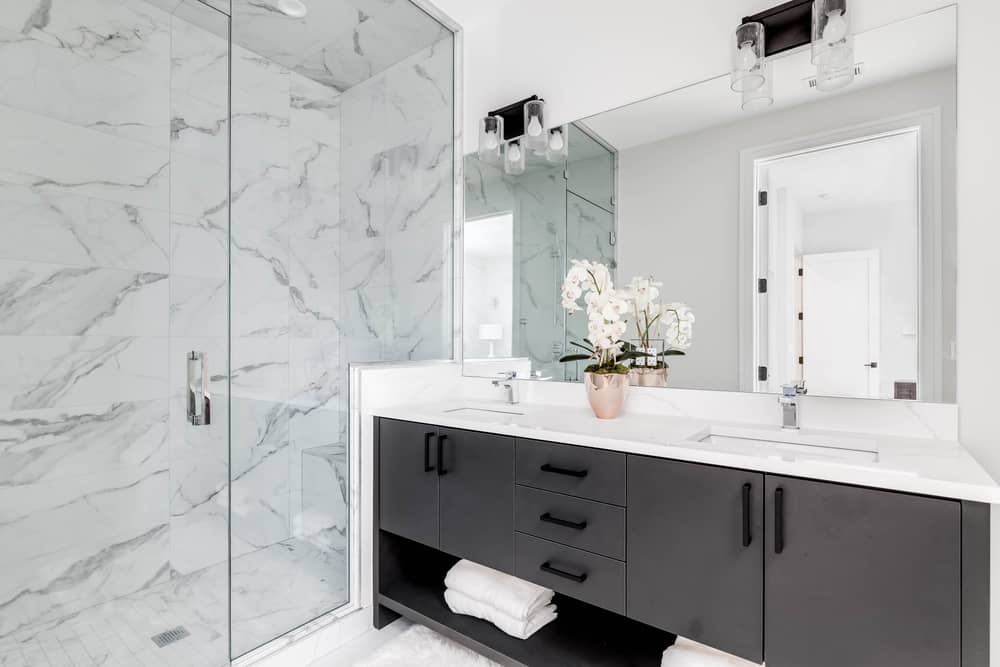 salle de bain marbre mur